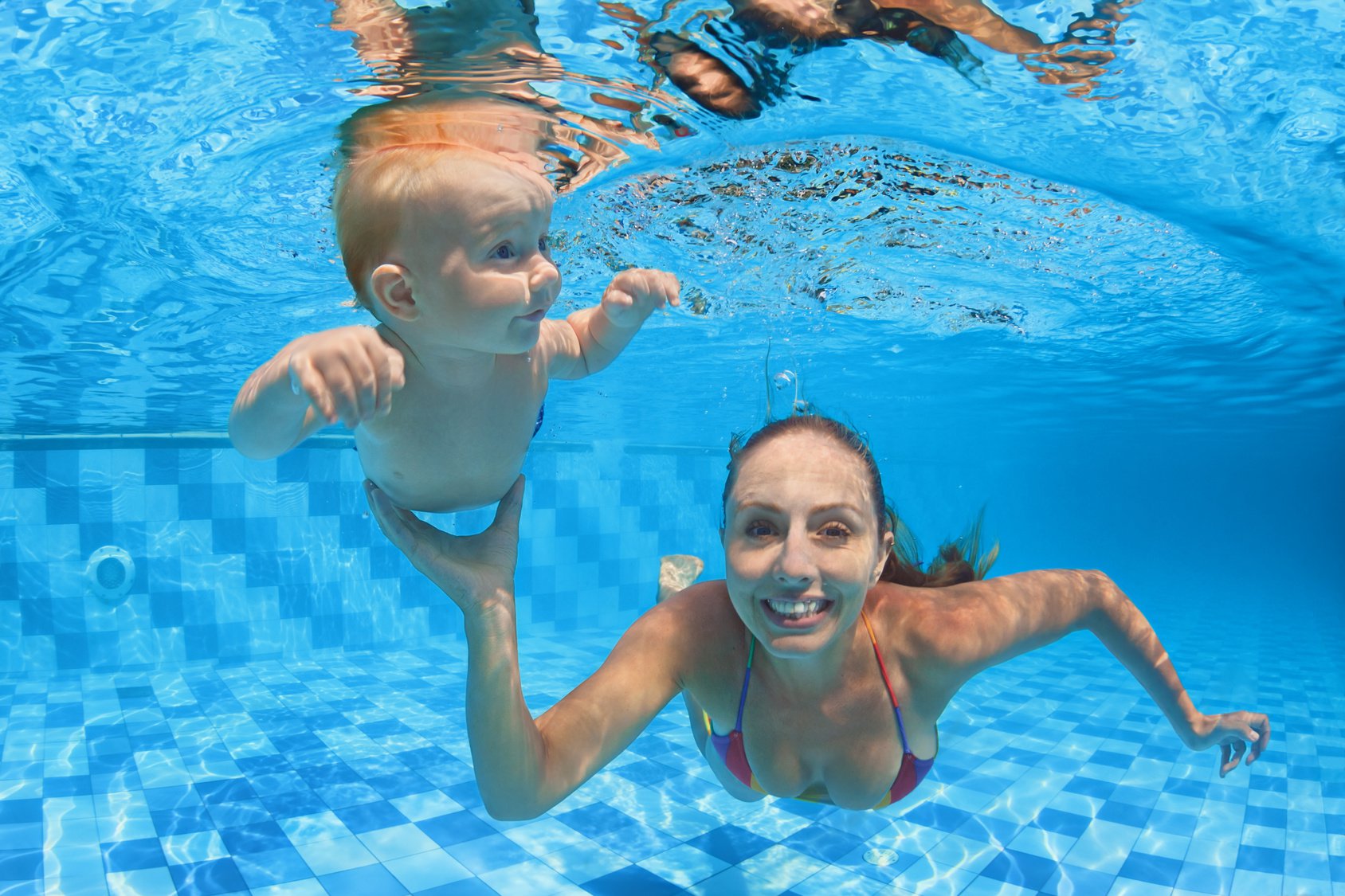 La 1ère fois à la piscine : ce qu’il y a à savoir sur les bébés nageurs
