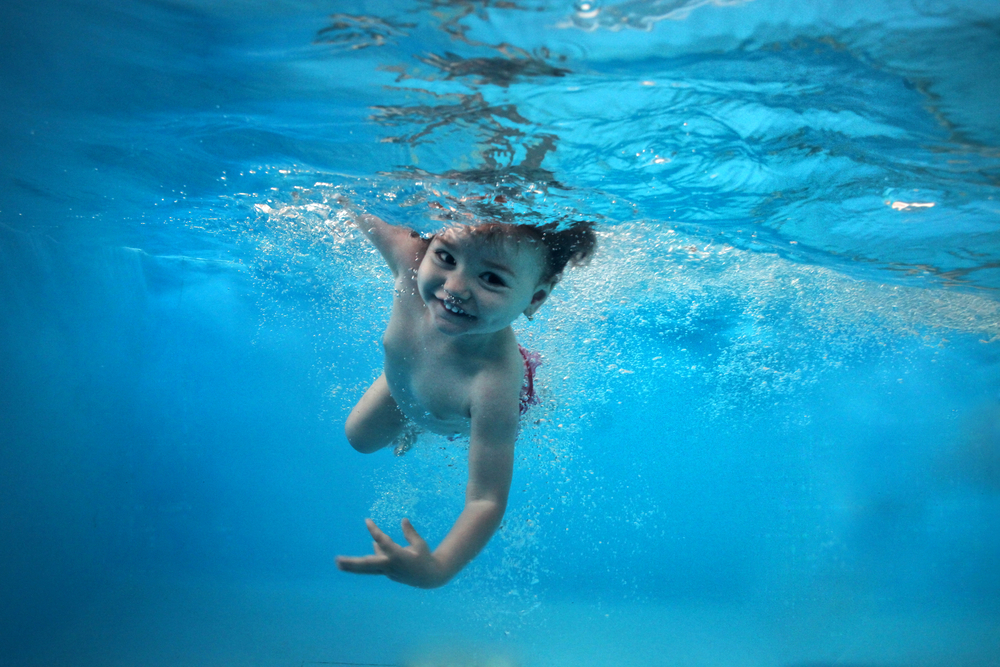 10 astuces pour apprendre à nager à votre enfant